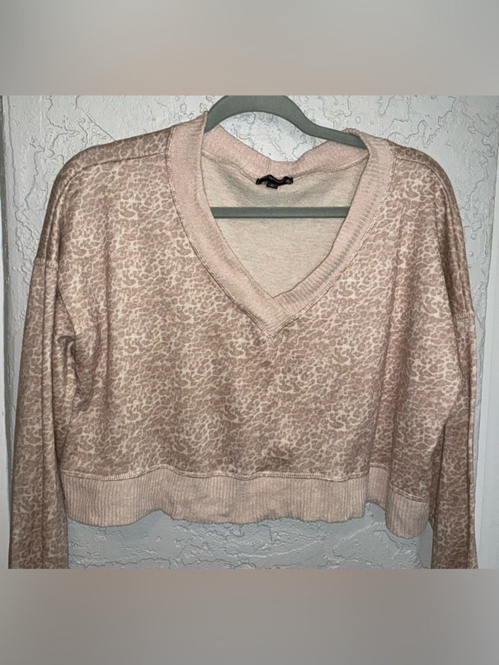 Orginality Cropped V-Neck Leopard Print Sweater - Picture 3 of 7